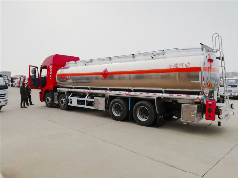上汽红岩29.7方前四后八铝合金运油车,20吨运油车