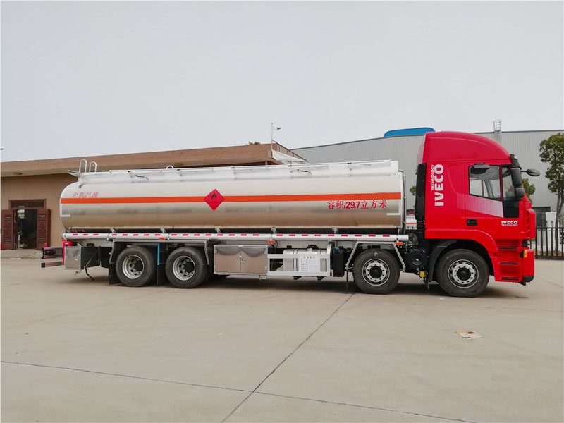 上汽红岩29.7方前四后八铝合金运油车,20吨运油车