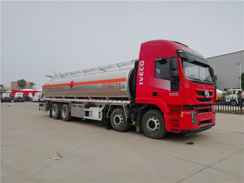 上汽红岩29.7方前四后八铝合金运油车,20吨运油车