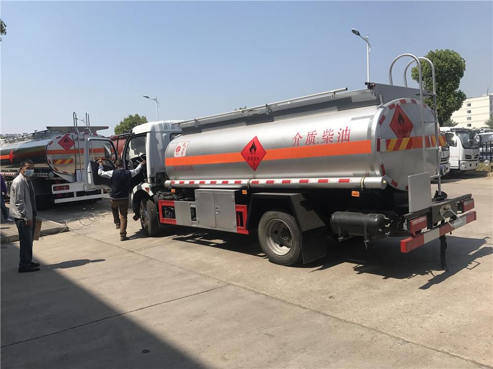 8.5方 东风凯普特油罐车