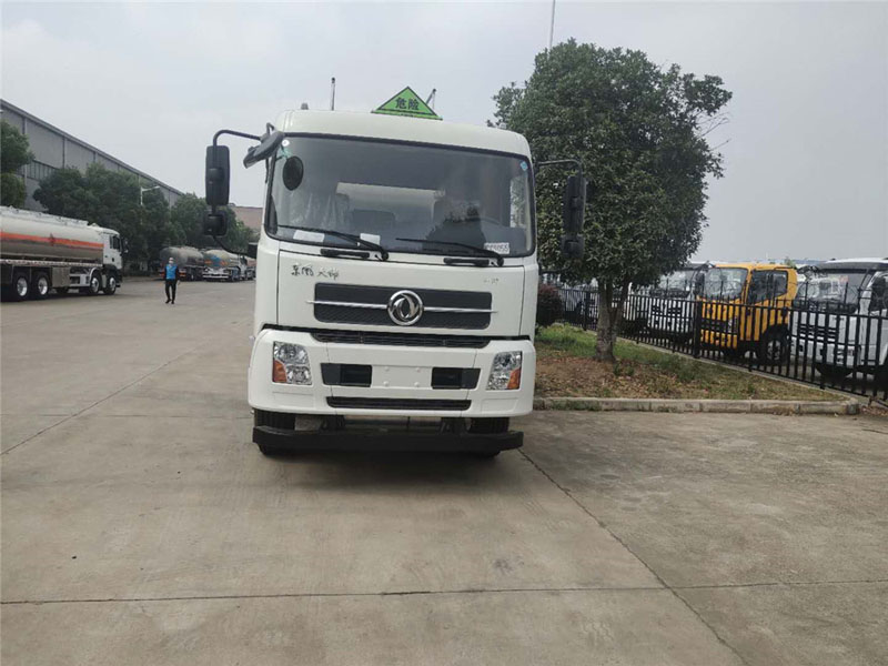 14.3方东风天锦 油罐车
