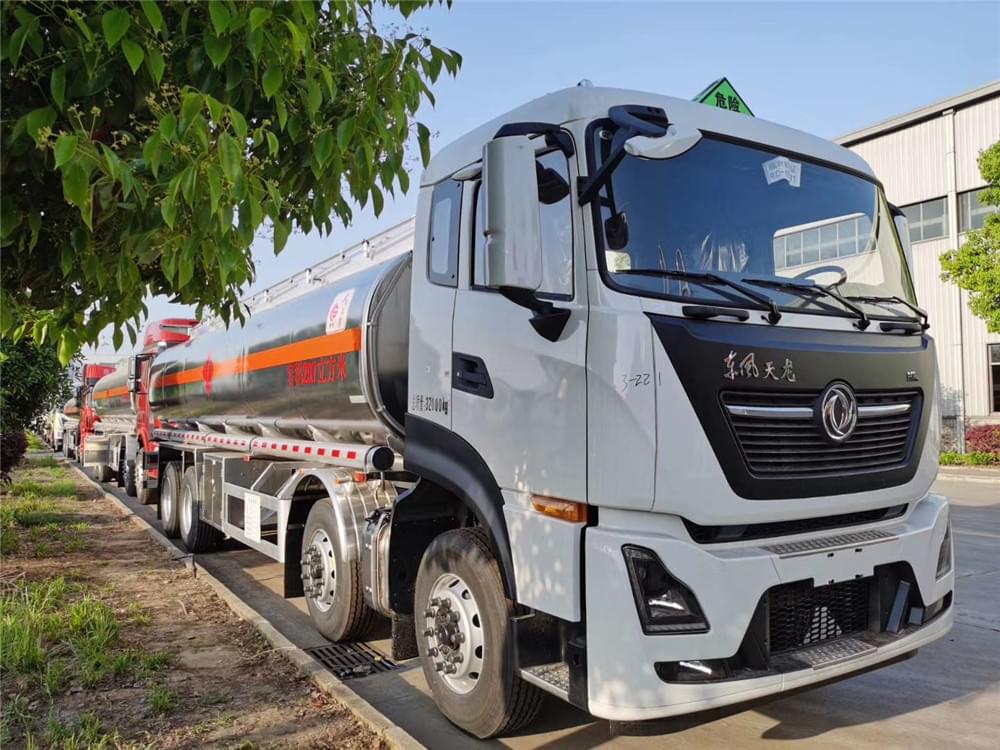 29.7方 前四后八东风天龙350马力油罐车