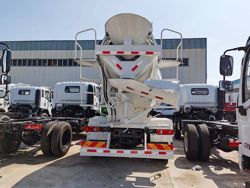 东风S600单桥5.5搅拌车