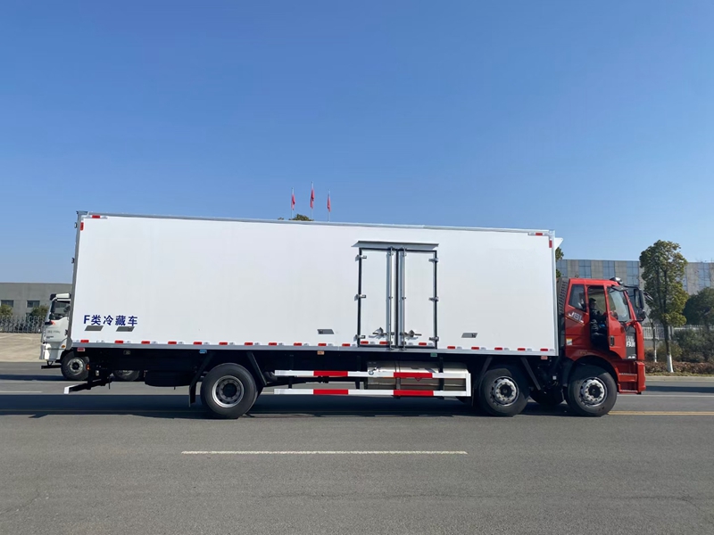 解放J6L小三轴9米6国六(天然气)冷藏车