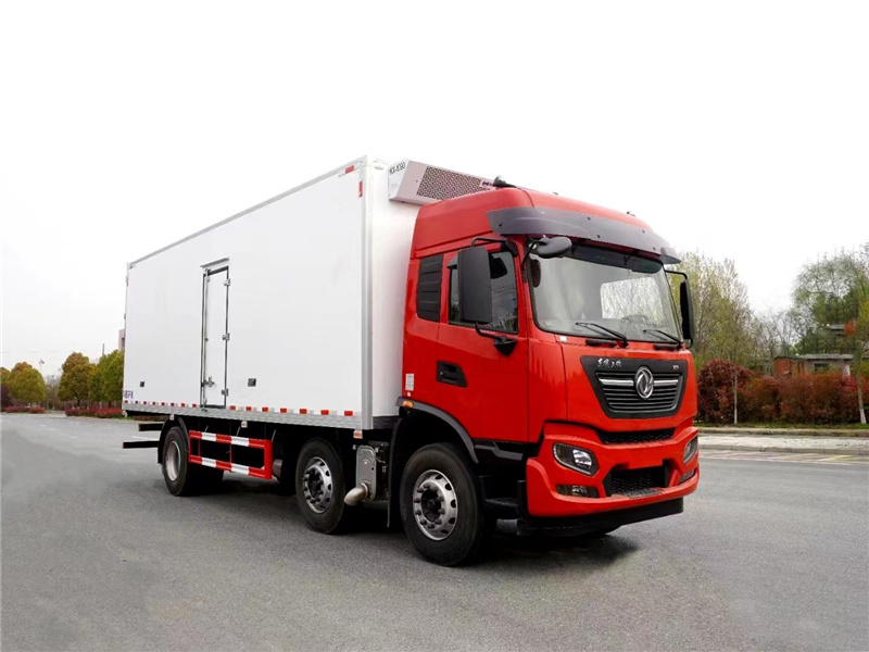 东风天锦KR小三轴(高顶双卧)冷藏车