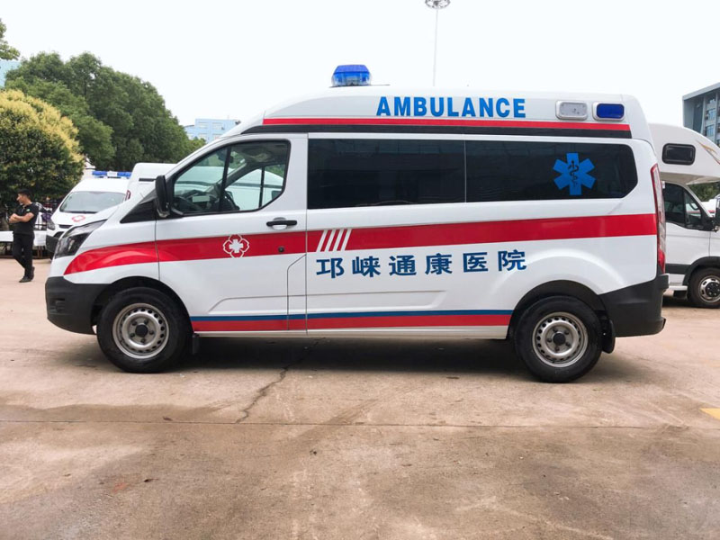 福特V362中轴中顶负压监护型救护车(长排警灯)